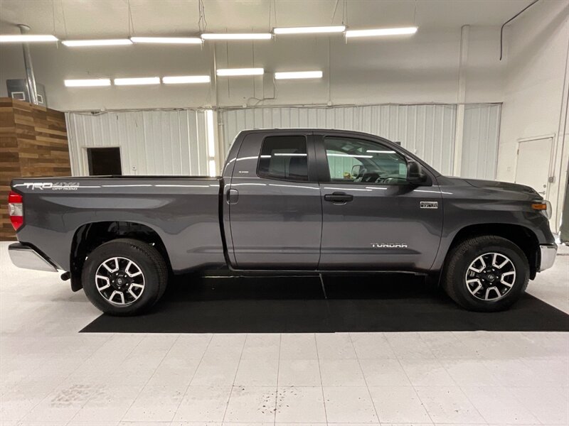 2020 Toyota Tundra SR5 TRD OFF ROAD / 5.7L V8 / 1-OWNER / 15,000 MILE  /LOCAL TRUCK / RUST FREE / BLIND SPOT ALERT / Backup Camera / LIKE NEW CONDITION !! - Photo 4 - Gladstone, OR 97027