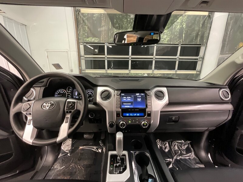 2020 Toyota Tundra SR5 TRD OFF ROAD / 5.7L V8 / 1-OWNER / 15,000 MILE  /LOCAL TRUCK / RUST FREE / BLIND SPOT ALERT / Backup Camera / LIKE NEW CONDITION !! - Photo 19 - Gladstone, OR 97027