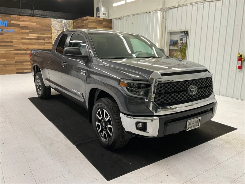 2020 Toyota Tundra SR5 TRD OFF ROAD / 5.7L V8 / 1-OWNER / 15,000 MILE  /LOCAL TRUCK / RUST FREE / BLIND SPOT ALERT / Backup Camera / LIKE NEW CONDITION !! - Photo 2 - Gladstone, OR 97027