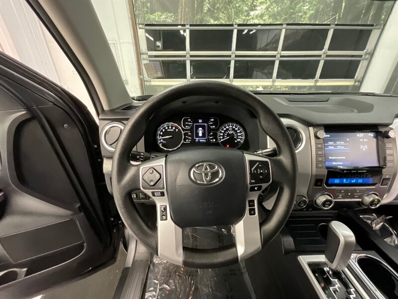 2020 Toyota Tundra SR5 TRD OFF ROAD / 5.7L V8 / 1-OWNER / 15,000 MILE  /LOCAL TRUCK / RUST FREE / BLIND SPOT ALERT / Backup Camera / LIKE NEW CONDITION !! - Photo 18 - Gladstone, OR 97027