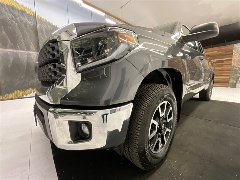 2020 Toyota Tundra SR5 TRD OFF ROAD / 5.7L V8 / 1-OWNER / 15,000 MILE  /LOCAL TRUCK / RUST FREE / BLIND SPOT ALERT / Backup Camera / LIKE NEW CONDITION !! - Photo 26 - Gladstone, OR 97027