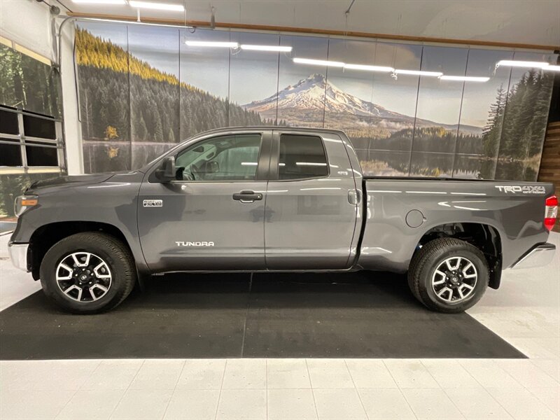 2020 Toyota Tundra SR5 TRD OFF ROAD / 5.7L V8 / 1-OWNER / 15,000 MILE  /LOCAL TRUCK / RUST FREE / BLIND SPOT ALERT / Backup Camera / LIKE NEW CONDITION !! - Photo 3 - Gladstone, OR 97027