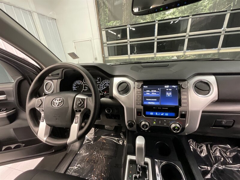 2020 Toyota Tundra SR5 TRD OFF ROAD / 5.7L V8 / 1-OWNER / 15,000 MILE  /LOCAL TRUCK / RUST FREE / BLIND SPOT ALERT / Backup Camera / LIKE NEW CONDITION !! - Photo 33 - Gladstone, OR 97027