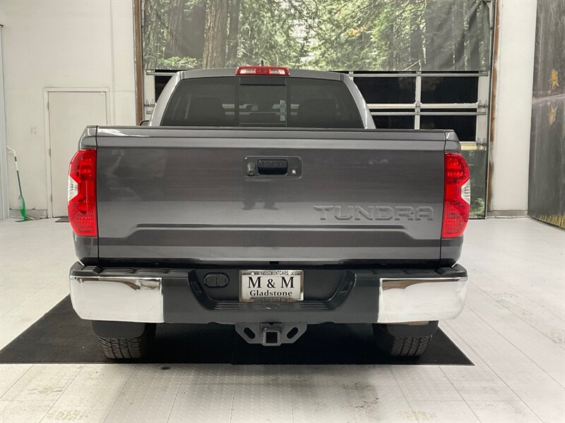 2020 Toyota Tundra SR5 TRD OFF ROAD / 5.7L V8 / 1-OWNER / 15,000 MILE  /LOCAL TRUCK / RUST FREE / BLIND SPOT ALERT / Backup Camera / LIKE NEW CONDITION !! - Photo 6 - Gladstone, OR 97027