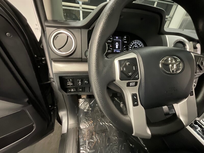 2020 Toyota Tundra SR5 TRD OFF ROAD / 5.7L V8 / 1-OWNER / 15,000 MILE  /LOCAL TRUCK / RUST FREE / BLIND SPOT ALERT / Backup Camera / LIKE NEW CONDITION !! - Photo 31 - Gladstone, OR 97027