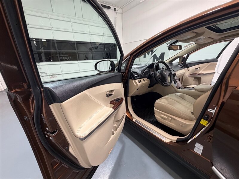 2011 Toyota Venza AWD 4cyl / Leather /Backup Cam /Panoramic Sunroof /Heated Leather Seats /All Wheel Drive - Photo 31 - Gladstone, OR 97027