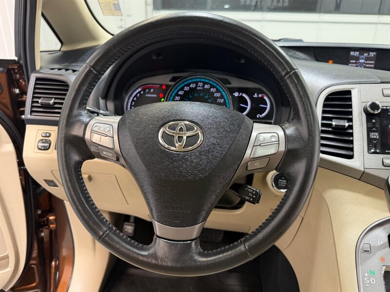 2011 Toyota Venza AWD 4cyl / Leather /Backup Cam /Panoramic Sunroof /Heated Leather Seats /All Wheel Drive - Photo 14 - Gladstone, OR 97027