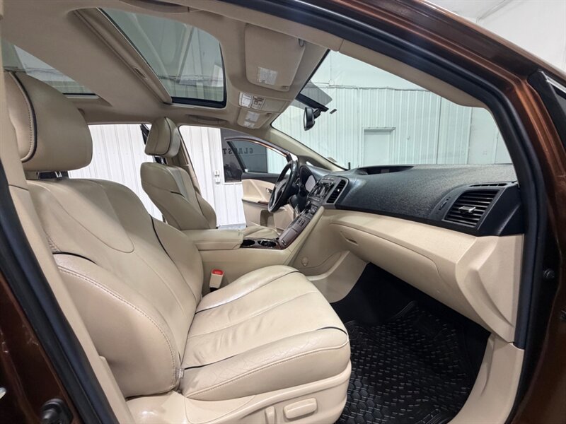 2011 Toyota Venza AWD 4cyl / Leather /Backup Cam /Panoramic Sunroof /Heated Leather Seats /All Wheel Drive - Photo 12 - Gladstone, OR 97027