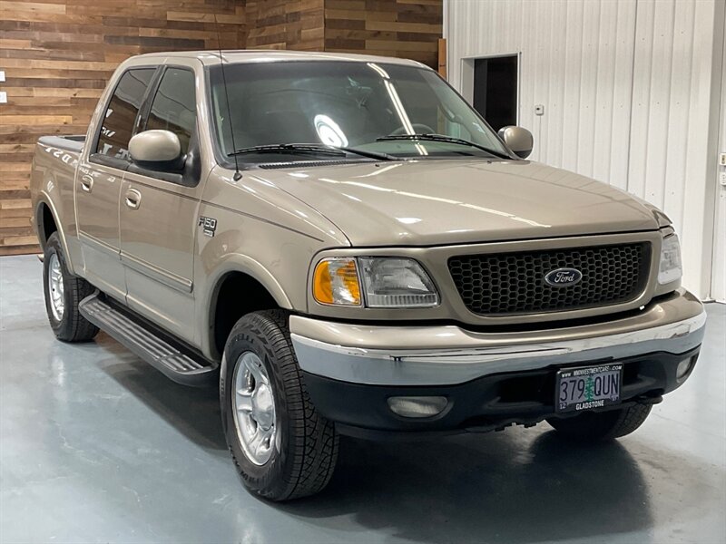 2001 Ford F-150 Lariat Super Crew 4X4 / 5.4L V8 / Sunroof /Leather  / ZERO RUST - Photo 2 - Gladstone, OR 97027
