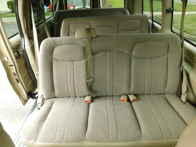 2006 Chevrolet Express 3500 / 12-Passenger Van / V8 / 1-TON / 111k miles   - Photo 17 - Portland, OR 97217