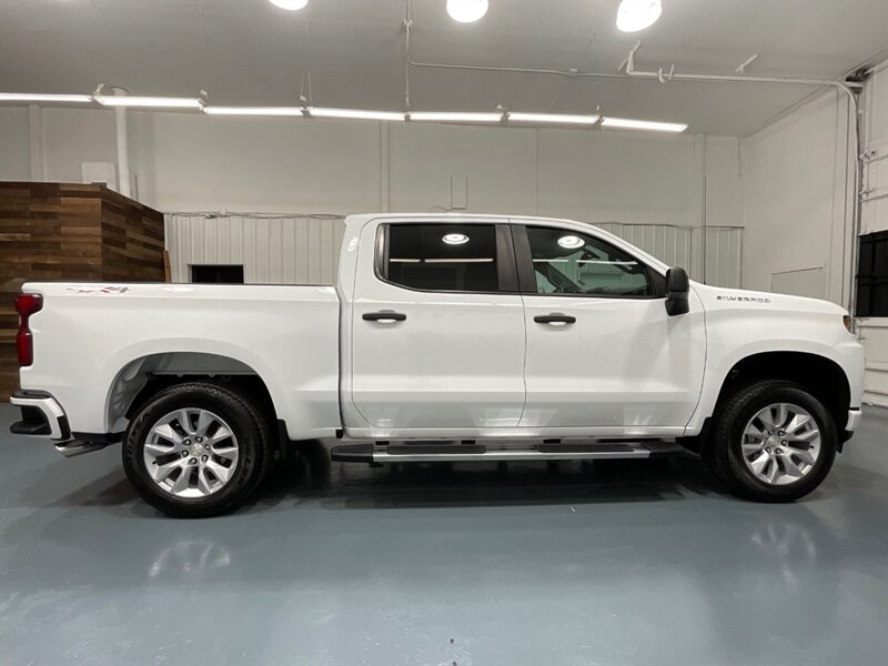 2019 Chevrolet Silverado 1500 Custom Crew Cab 4X4 / 4.3L V6 / 43,000 MILES  / Navigation & Backup Camera - Photo 4 - Gladstone, OR 97027