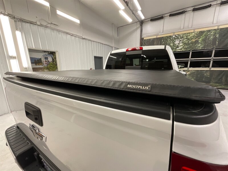 2017 Chevrolet Silverado 1500 High Country Crew Cab 4X4 / 5.3L V8 / LIFTED  / BRAND NEW  TIRES / Leather w. heated & ventilated Seats / Sunroof / LOCAL OREGON TRUCK / RUST FREE - Photo 11 - Gladstone, OR 97027