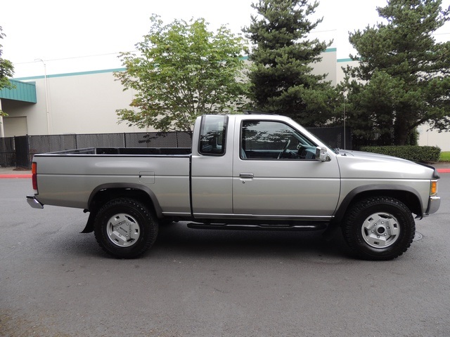 1993 Nissan Truck SE V6 / 4X4 / Sunroof / 5-Speed Manual   - Photo 4 - Portland, OR 97217