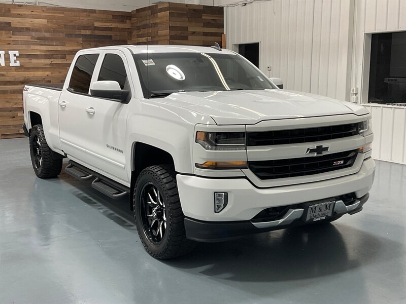 2018 Chevrolet Silverado 1500 LT Z71 Crew Cab 4X4 / 5.3L V8 / 1-OWNER/ 82K Miles  / LOCAL TRUCK w. ZERO RUST - Photo 2 - Gladstone, OR 97027