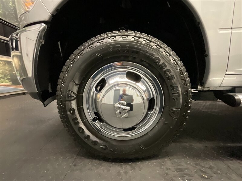 2018 RAM 3500 Crew Cab 4X4 / 6.7L DIESEL / DUALLY / AISIN TRANNY  1-OWNER / DUALLY / 6.7L CUMMINS DIESEL / Excel Cond - Photo 23 - Gladstone, OR 97027