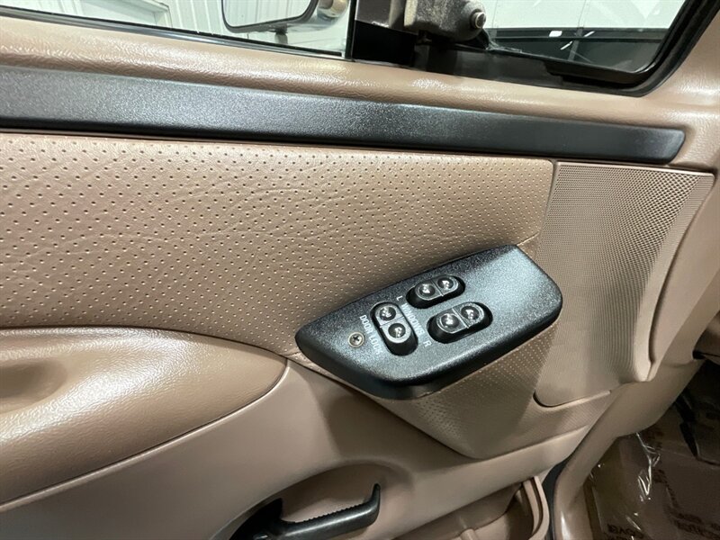 1997 Ford F-250 XLT Extended Cab 4X4 / 7.5L V8 / 62,000 MILES / LONG BED / ZERO RUST / SUPER CLEAN INSIDE OUT / BRAND NEW TIRES / SUNROOF - Photo 17 - Gladstone, OR 97027