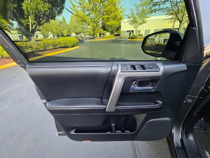 2015 Toyota 4Runner 4X4 / LIFTED / FUEL RIMS / NEW TIRES / PRINSU RACK / V6 4.0L / NAVi / REAR CAM / ZERO RUST / PRISTINE - Photo 44 - Portland, OR 97217