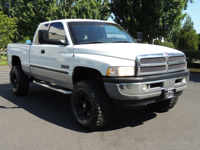 2001 Dodge Ram 2500 SLT / 4X4 / 5.9L Cummins Diesel / MANUAL / LIFTED