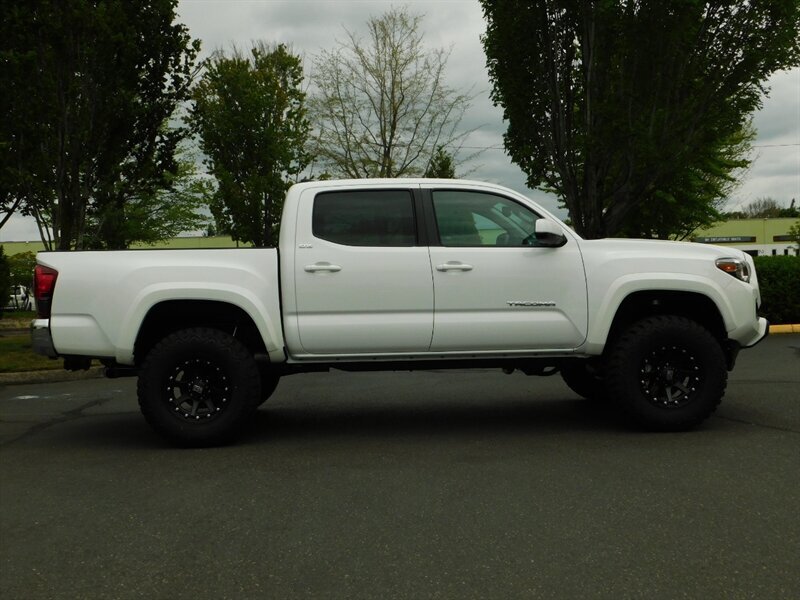 2018 Toyota Tacoma SR5 V6 4X4 / 1-OWNER / LIFTED / ONLY 4,000 MILES   - Photo 4 - Portland, OR 97217