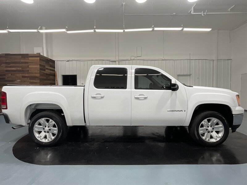 2007 GMC Sierra 1500 SLT Crew Cab 4X4 / 5.3L V8 / Leather / NEW TIRES  / LOCAL RUST FREE - Photo 4 - Gladstone, OR 97027