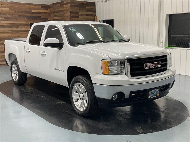 2007 GMC Sierra 1500 SLT Crew Cab 4X4 / 5.3L V8 / Leather / NEW TIRES  / LOCAL RUST FREE - Photo 2 - Gladstone, OR 97027