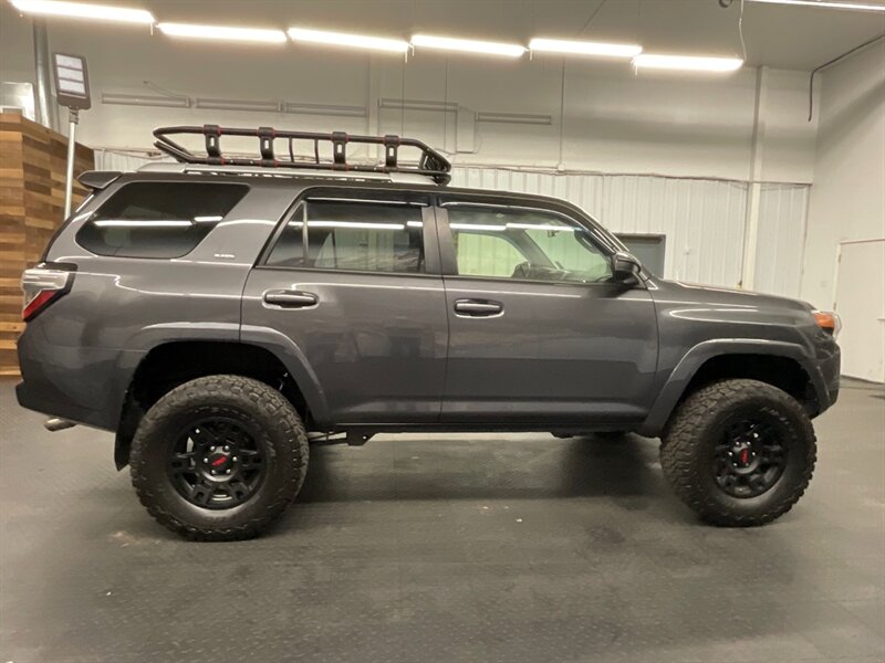 2017 Toyota 4Runner SR5 4X4 / 1-OWNER /   - Photo 4 - Gladstone, OR 97027