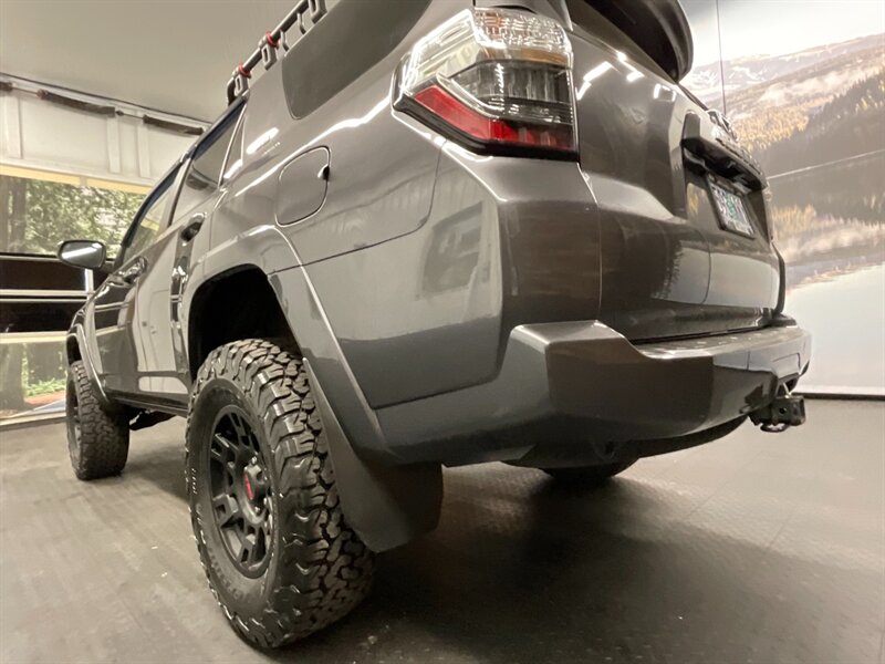 2017 Toyota 4Runner SR5 4X4 / 1-OWNER /   - Photo 12 - Gladstone, OR 97027