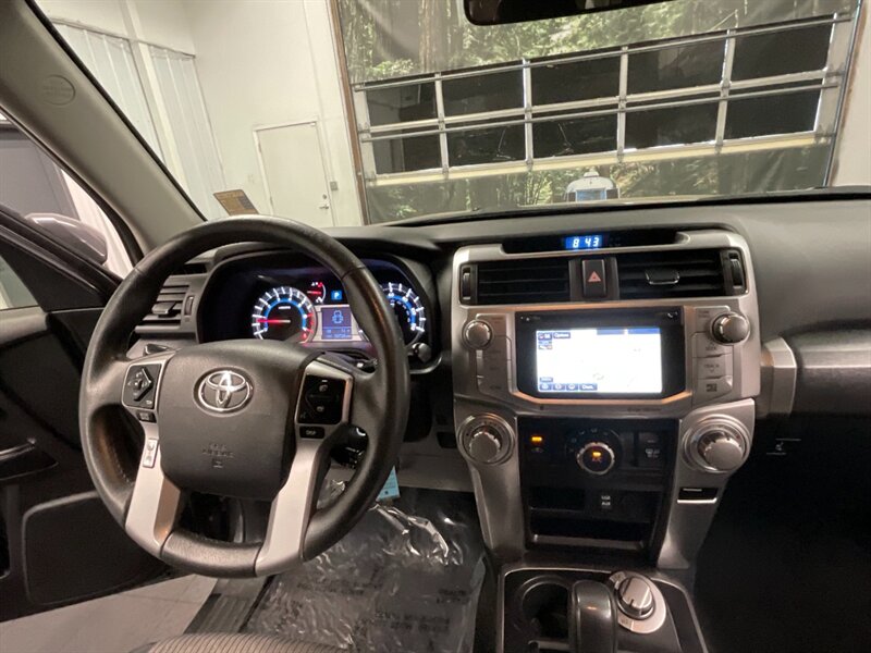 2017 Toyota 4Runner SR5 4X4 / 1-OWNER /   - Photo 18 - Gladstone, OR 97027