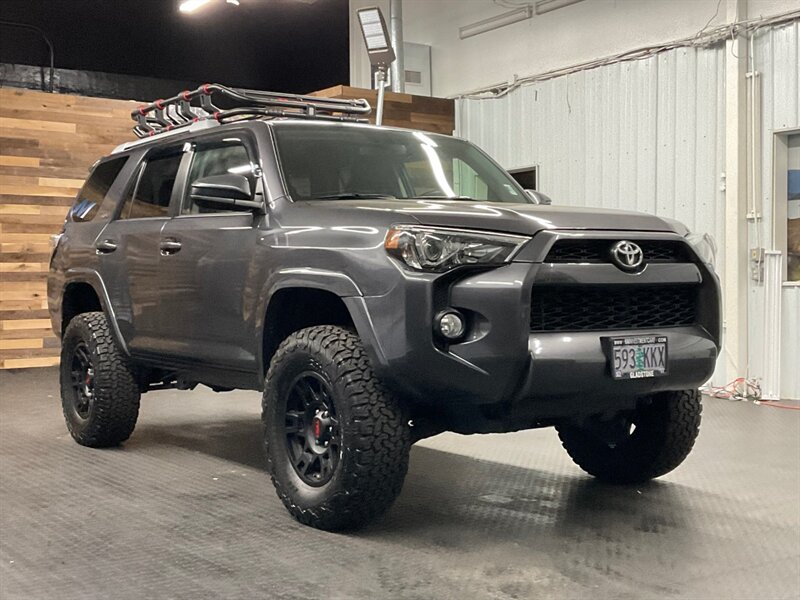 2017 Toyota 4Runner SR5 4X4 / 1-OWNER /   - Photo 2 - Gladstone, OR 97027