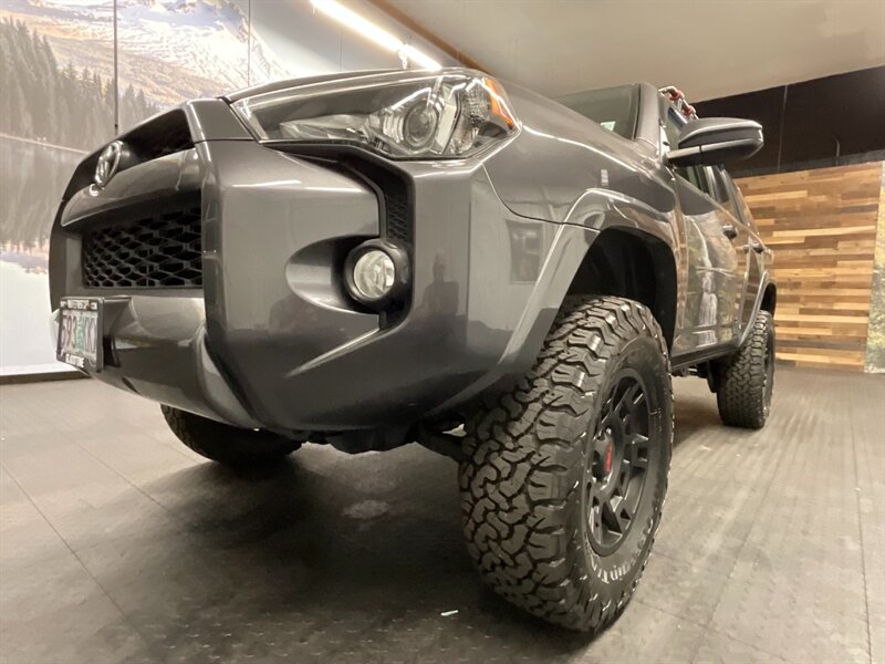 2017 Toyota 4Runner SR5 4X4 / 1-OWNER /   - Photo 9 - Gladstone, OR 97027