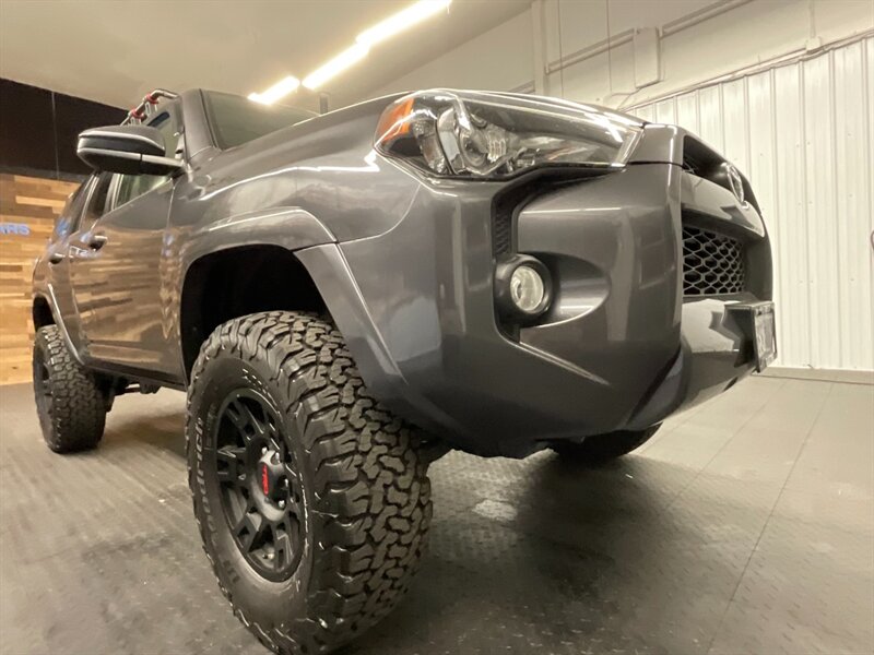 2017 Toyota 4Runner SR5 4X4 / 1-OWNER /   - Photo 10 - Gladstone, OR 97027