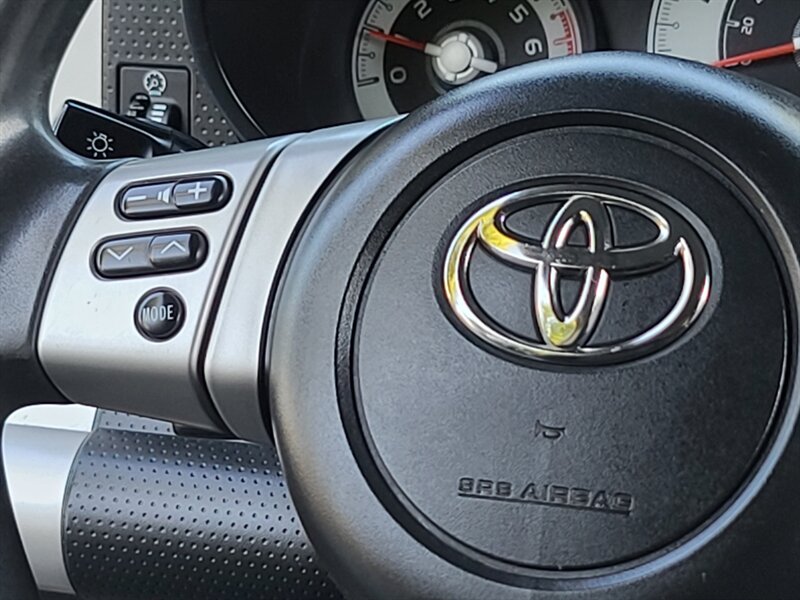 2012 Toyota FJ Cruiser 4X4 / V6 / E-LOCKER / NEW TIRES & LIFT /RARE COLOR  / REAR DIFFERENTIAL LOCK / LOCAL / RUST FREE / TOP SHAPE !! - Photo 34 - Portland, OR 97217