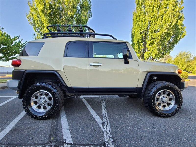 2012 Toyota FJ Cruiser 4X4 / V6 / E-LOCKER / NEW TIRES & LIFT /RARE COLOR  / REAR DIFFERENTIAL LOCK / LOCAL / RUST FREE / TOP SHAPE !! - Photo 4 - Portland, OR 97217