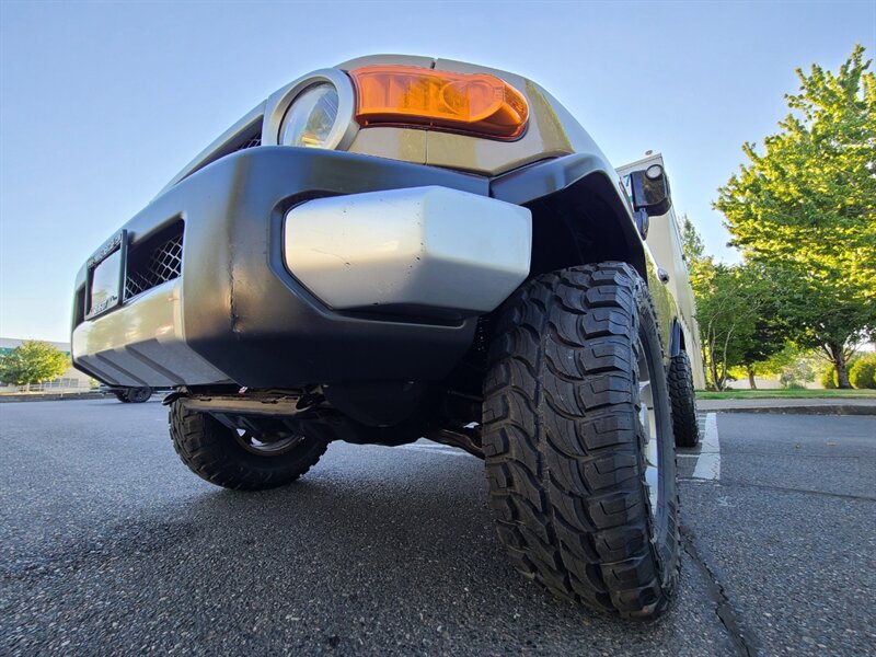 2012 Toyota FJ Cruiser 4X4 / V6 / E-LOCKER / NEW TIRES & LIFT /RARE COLOR  / REAR DIFFERENTIAL LOCK / LOCAL / RUST FREE / TOP SHAPE !! - Photo 9 - Portland, OR 97217