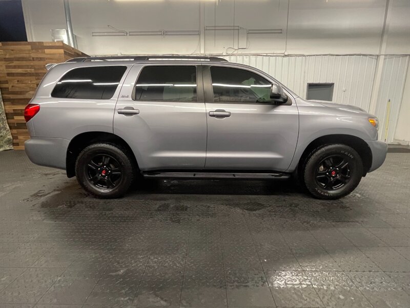 2014 Toyota Sequoia SR5 PREMIUM 4X4 / LEATHER HEATED / 1-OWNER  LOCAL SUV / LEATHER / SUNROOF / CAMERA / BLACK WHEELS / SHARP & CLEAN - Photo 4 - Gladstone, OR 97027