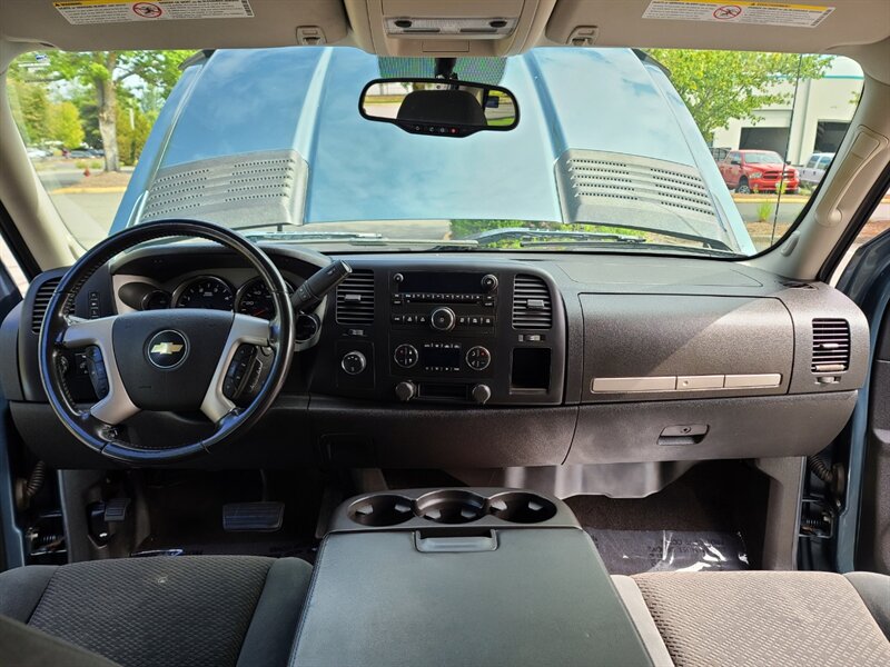 2007 Chevrolet Silverado 3500 HD LT Z71 / 4X4 / DUALLY / 6.6L DURAMAX DIESL /  ALLISON TRANSMISSION / LONG BED / 1-TON / 101K miles - Photo 18 - Portland, OR 97217