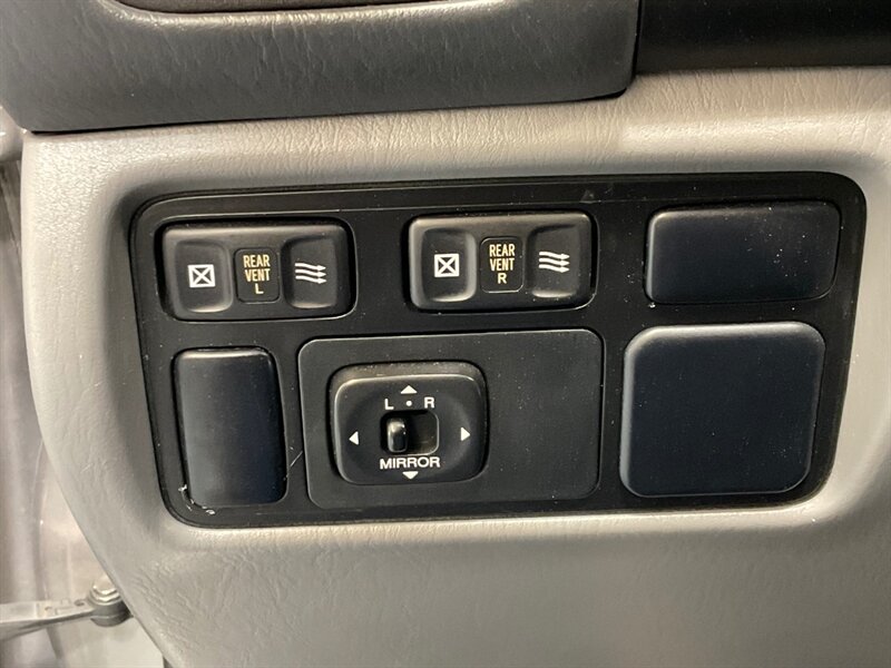 2001 Toyota Land Cruiser Sport Utility 4X4 / 4.7L V8 / NEW WHEELS TIRES / ZERO RUST / TIMING BELT SERVICE ALREADY DONE/Leather Heated Seats - Photo 17 - Gladstone, OR 97027