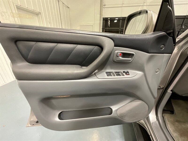 2001 Toyota Land Cruiser Sport Utility 4X4 / 4.7L V8 / NEW WHEELS TIRES / ZERO RUST / TIMING BELT SERVICE ALREADY DONE/Leather Heated Seats - Photo 32 - Gladstone, OR 97027
