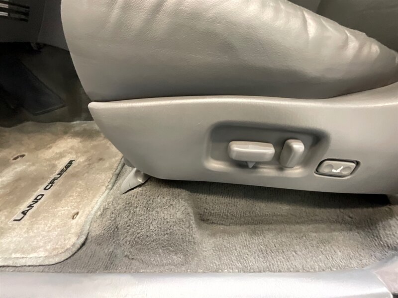 2001 Toyota Land Cruiser Sport Utility 4X4 / 4.7L V8 / NEW WHEELS TIRES / ZERO RUST / TIMING BELT SERVICE ALREADY DONE/Leather Heated Seats - Photo 38 - Gladstone, OR 97027