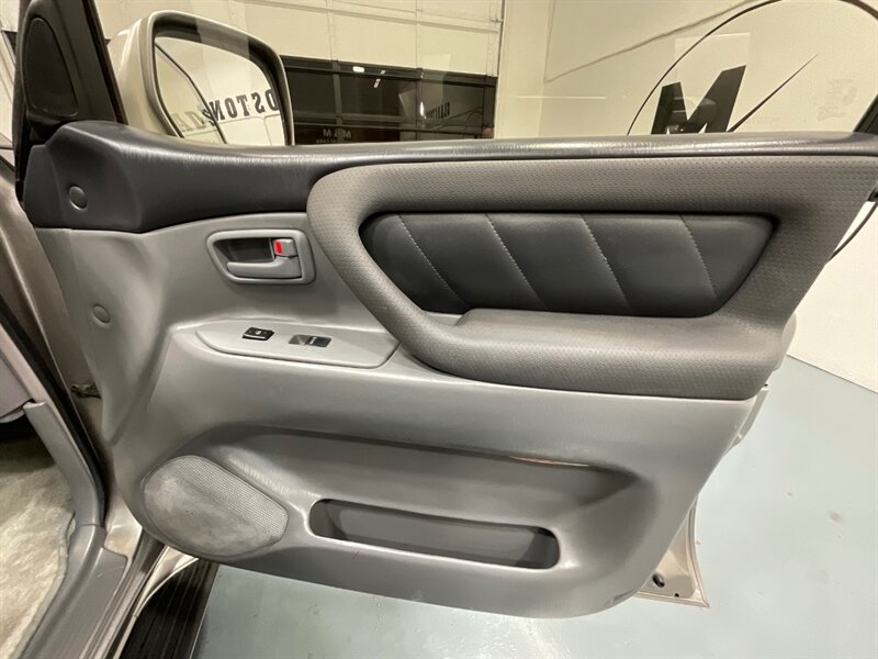 2001 Toyota Land Cruiser Sport Utility 4X4 / 4.7L V8 / NEW WHEELS TIRES / ZERO RUST / TIMING BELT SERVICE ALREADY DONE/Leather Heated Seats - Photo 33 - Gladstone, OR 97027