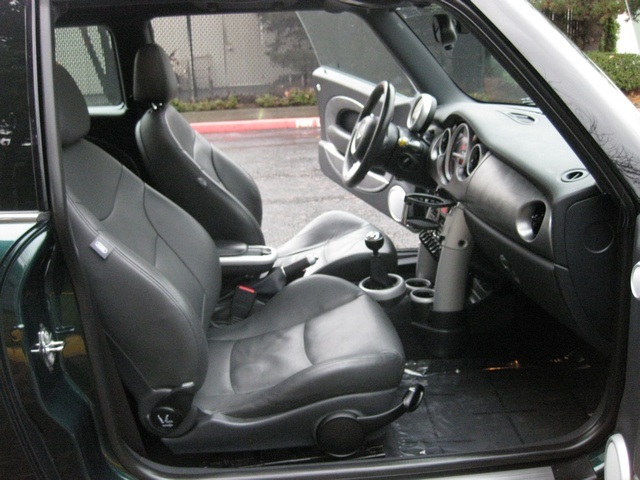 2006 MINI Cooper S 6-Speed/Leather/Pano Moonroof   - Photo 21 - Portland, OR 97217