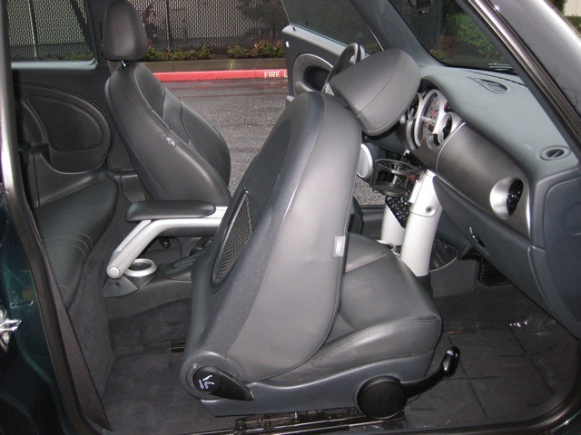 2006 MINI Cooper S 6-Speed/Leather/Pano Moonroof   - Photo 22 - Portland, OR 97217