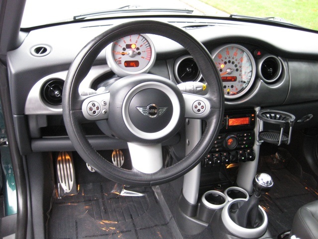 2006 MINI Cooper S 6-Speed/Leather/Pano Moonroof   - Photo 26 - Portland, OR 97217