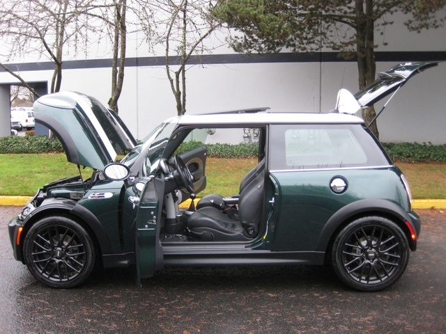 2006 MINI Cooper S 6-Speed/Leather/Pano Moonroof   - Photo 10 - Portland, OR 97217