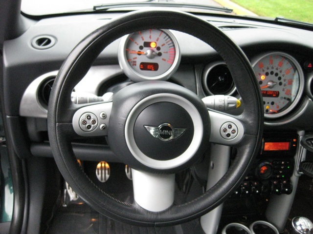 2006 MINI Cooper S 6-Speed/Leather/Pano Moonroof   - Photo 27 - Portland, OR 97217