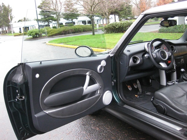 2006 MINI Cooper S 6-Speed/Leather/Pano Moonroof   - Photo 18 - Portland, OR 97217