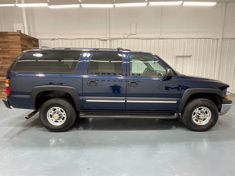 2004 Chevrolet Suburban 2500 LS Sport Utility 4X4/ 6.0L V8 / Sunroof  / LOCAL SUV w. ZERO RUST / Towing Pkg / 3RD ROW SEAT / LOW MILES - Photo 4 - Gladstone, OR 97027
