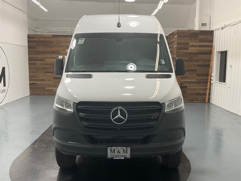 2022 Mercedes-Benz Sprinter 2500 Cargo Van 4X4 /V6 DIESEL / HIGHROOF 170 WB  / ONLY 100 MILES - Photo 5 - Gladstone, OR 97027