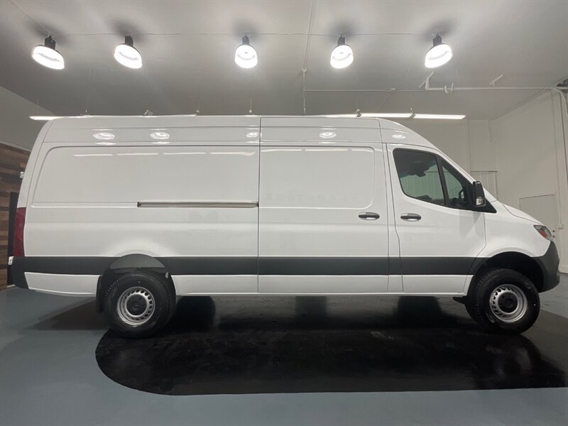 2022 Mercedes-Benz Sprinter 2500 Cargo Van 4X4 /V6 DIESEL / HIGHROOF 170 WB  / ONLY 100 MILES - Photo 4 - Gladstone, OR 97027