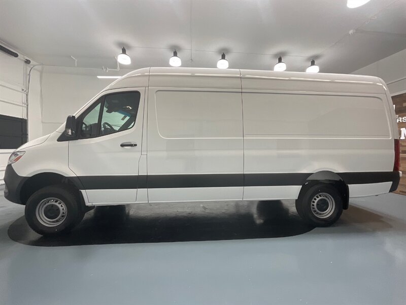 2022 Mercedes-Benz Sprinter 2500 Cargo Van 4X4 /V6 DIESEL / HIGHROOF 170 WB  / ONLY 100 MILES - Photo 3 - Gladstone, OR 97027